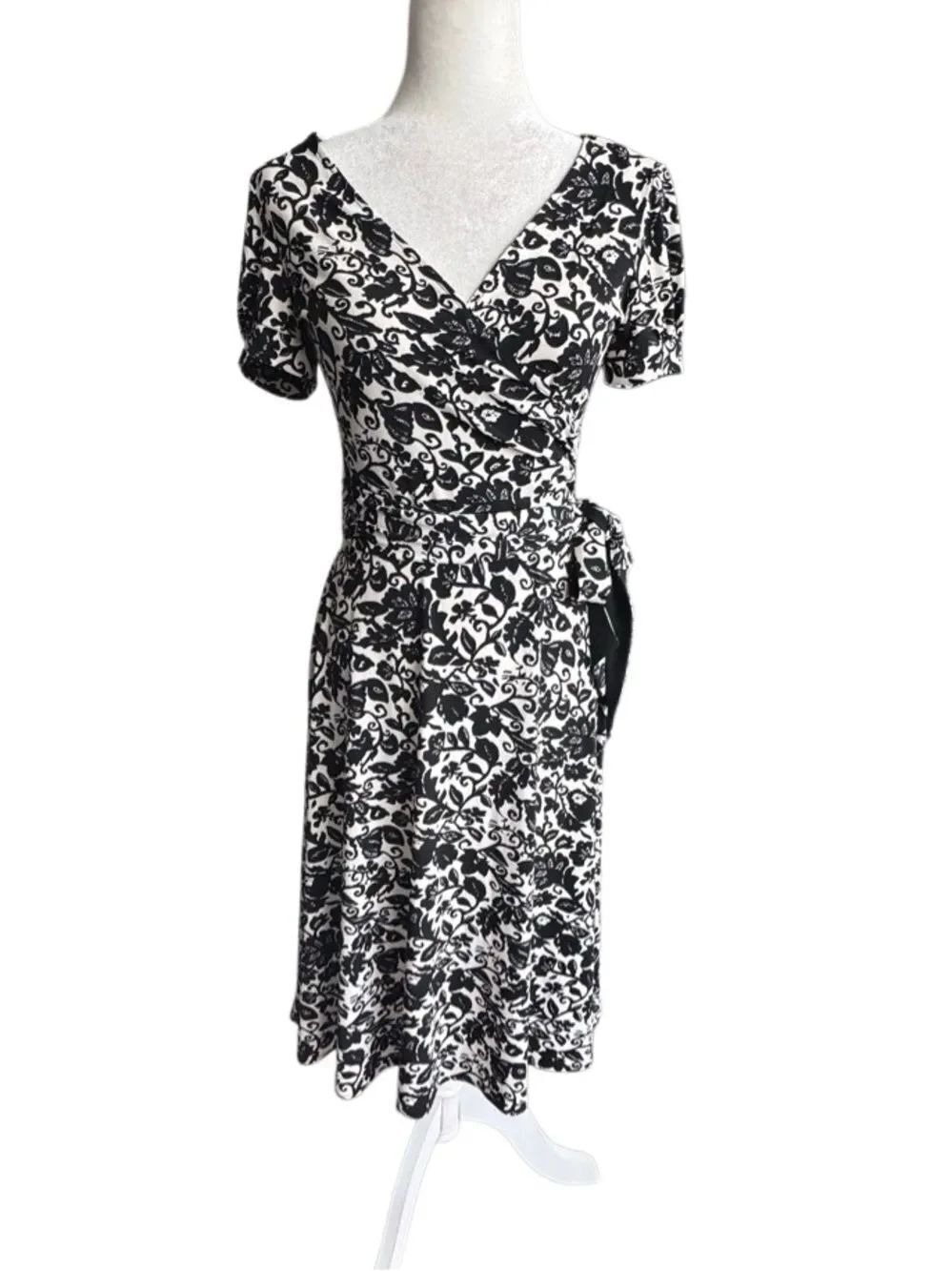Donna Morgan Black and White Dress Floral Wrap Midi Knit SZ 6 - Picture 10 of 10